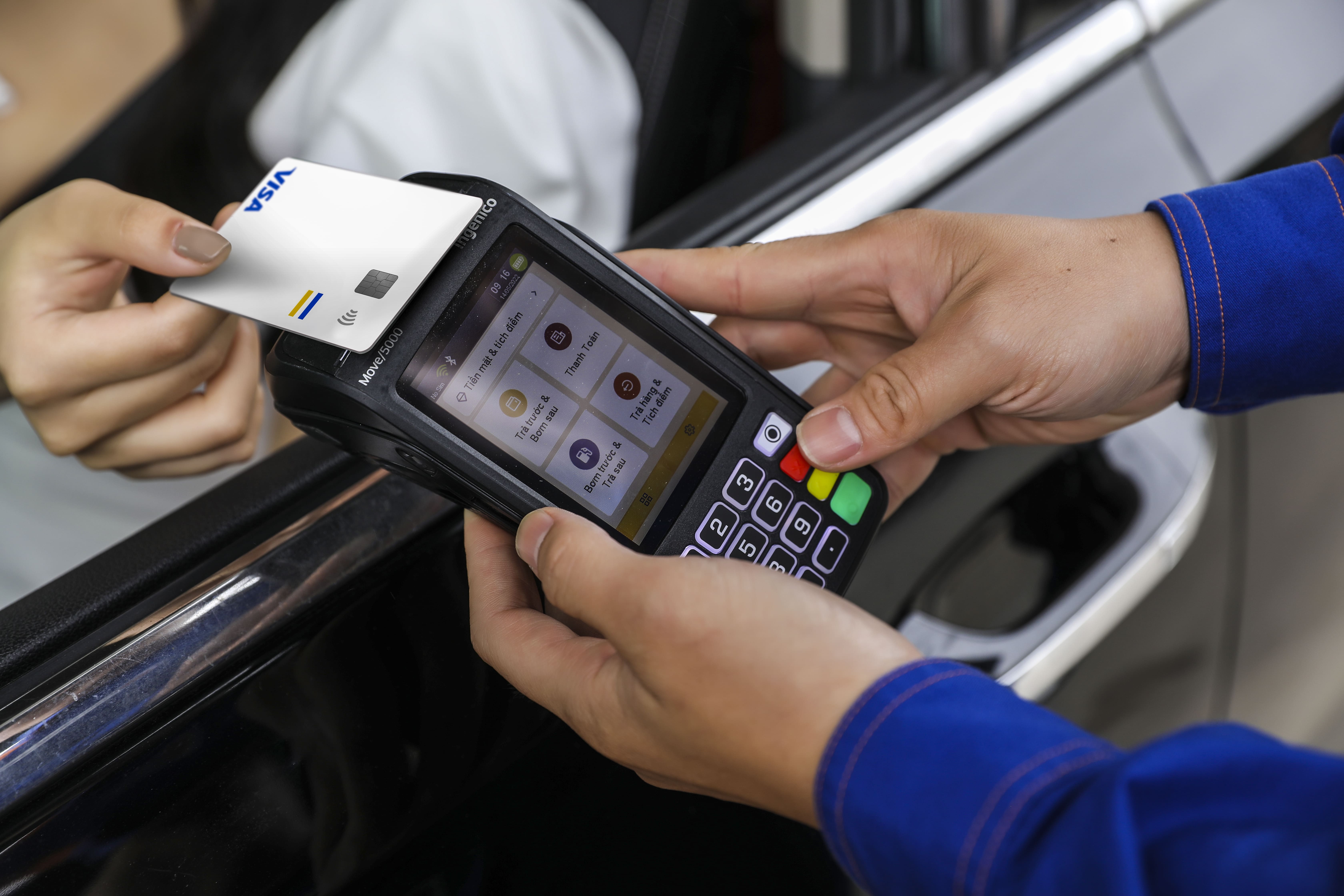 Petrolimex rolls out contactless payments at petrol stations across Vietnam